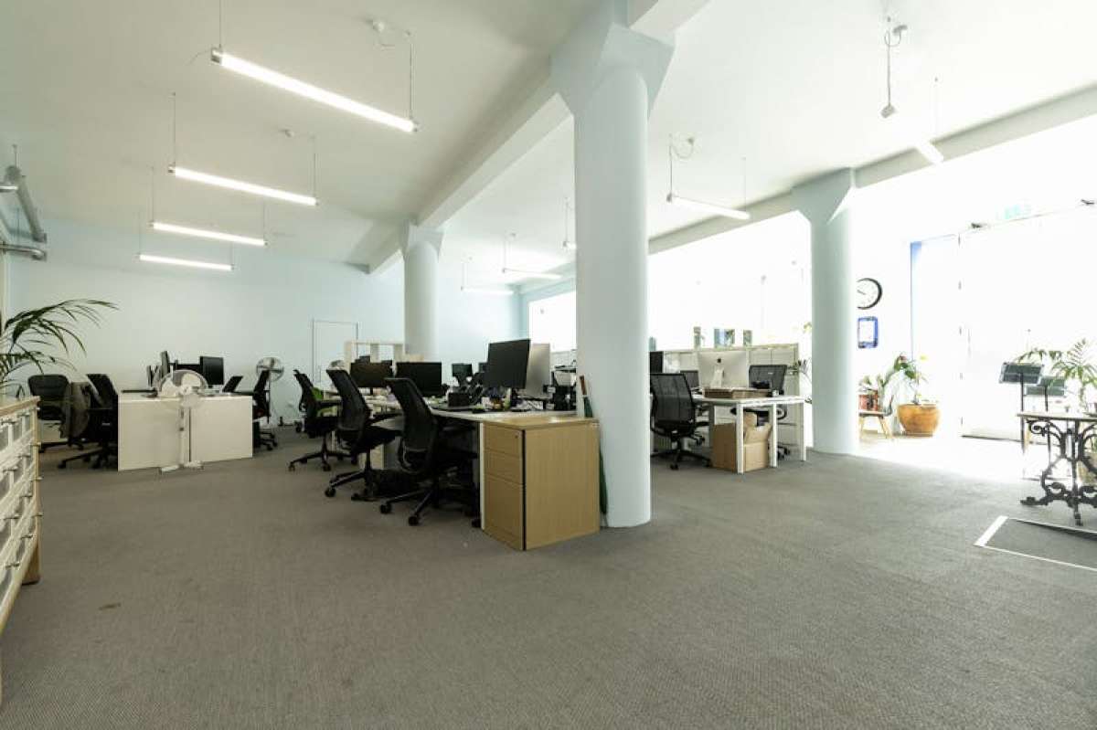 Retail/Shop in London - photo 3