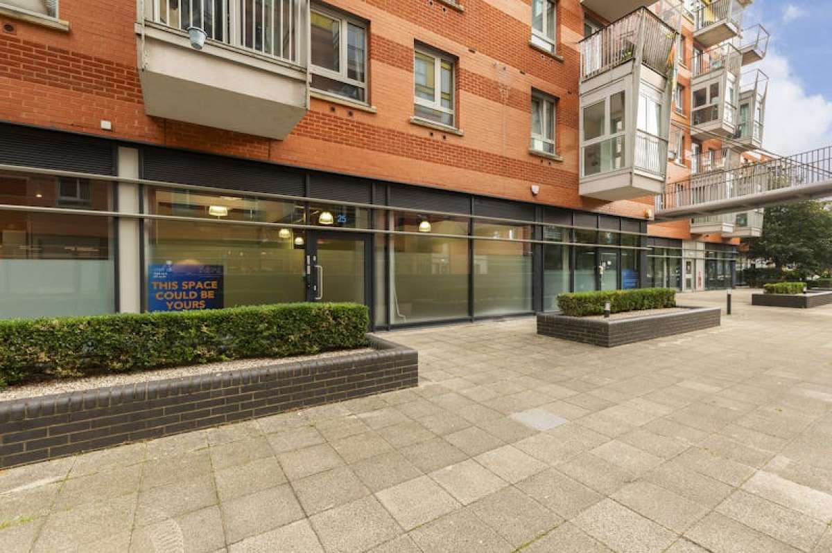 Retail/Shop in London - photo 2