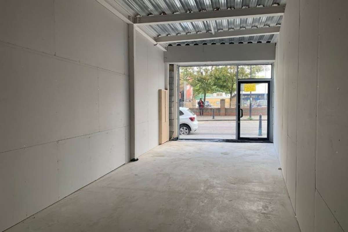 Retail/Shop in London - photo 2