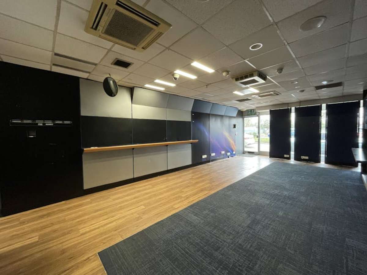 Retail/Shop in Barnet - photo 4