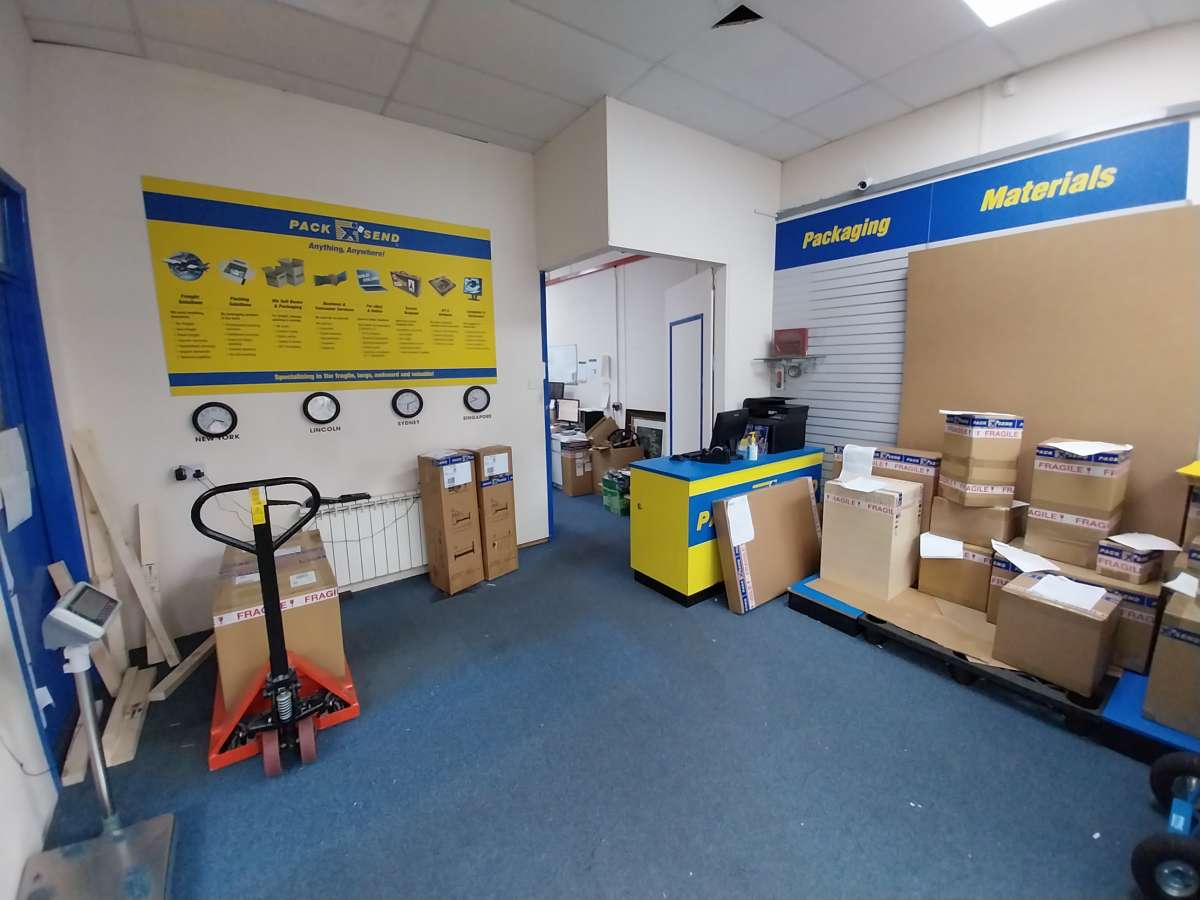 Retail/Shop in Lincoln - photo 2