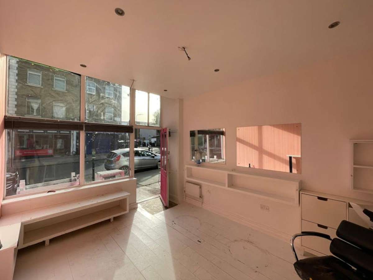 Retail/Shop in London - photo 2