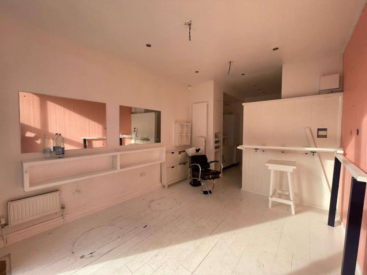 Retail/Shop in London - photo 3