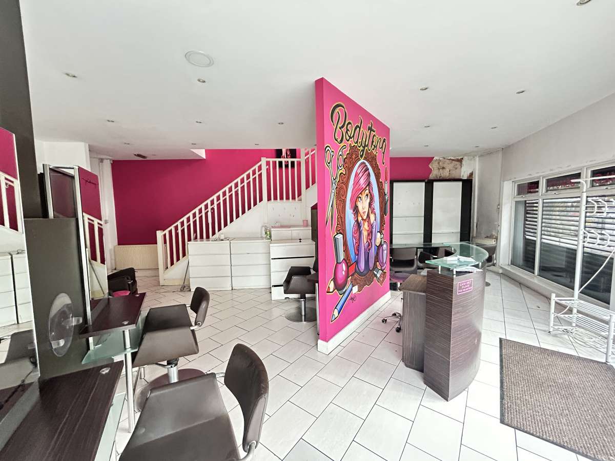 Retail/Shop in Burnage - photo 2