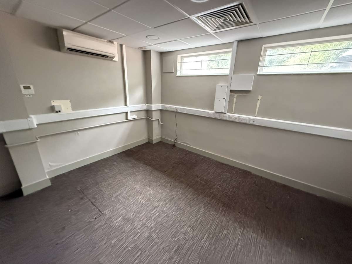 Retail/Shop in Hinckley - photo 4